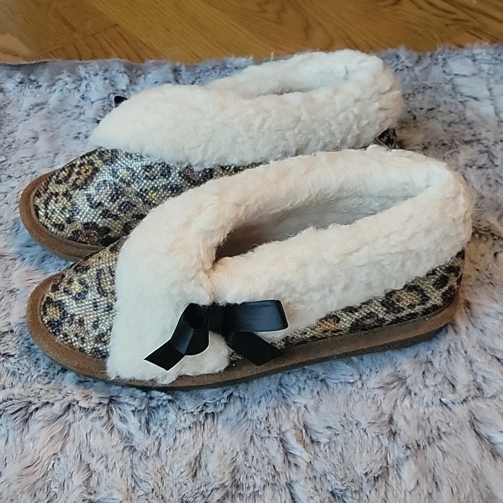 Bearpaw Cheetah Print Slippers, Girls Size 4, Great Condition!